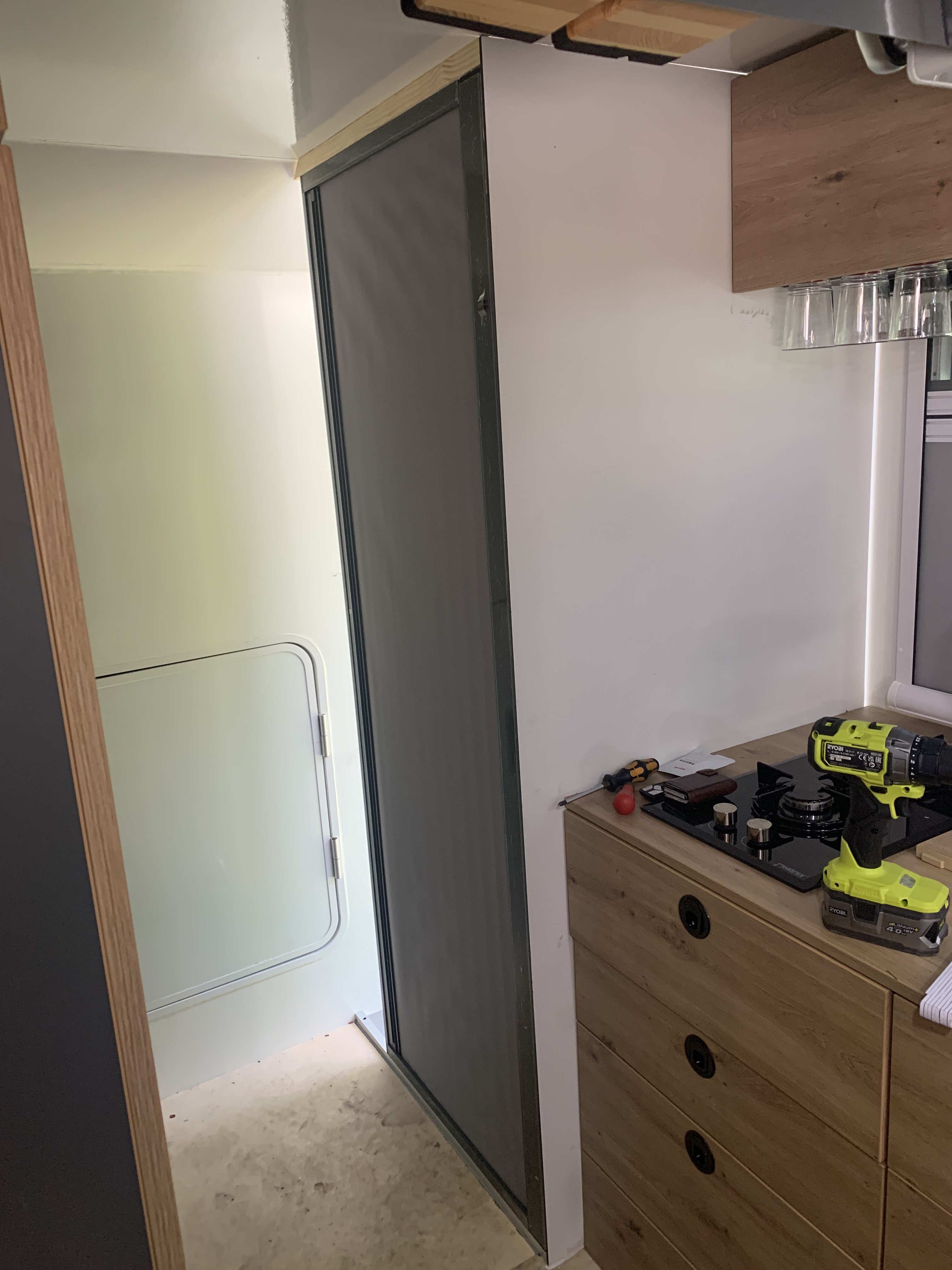Schrank- und Ablagedetail im Bad