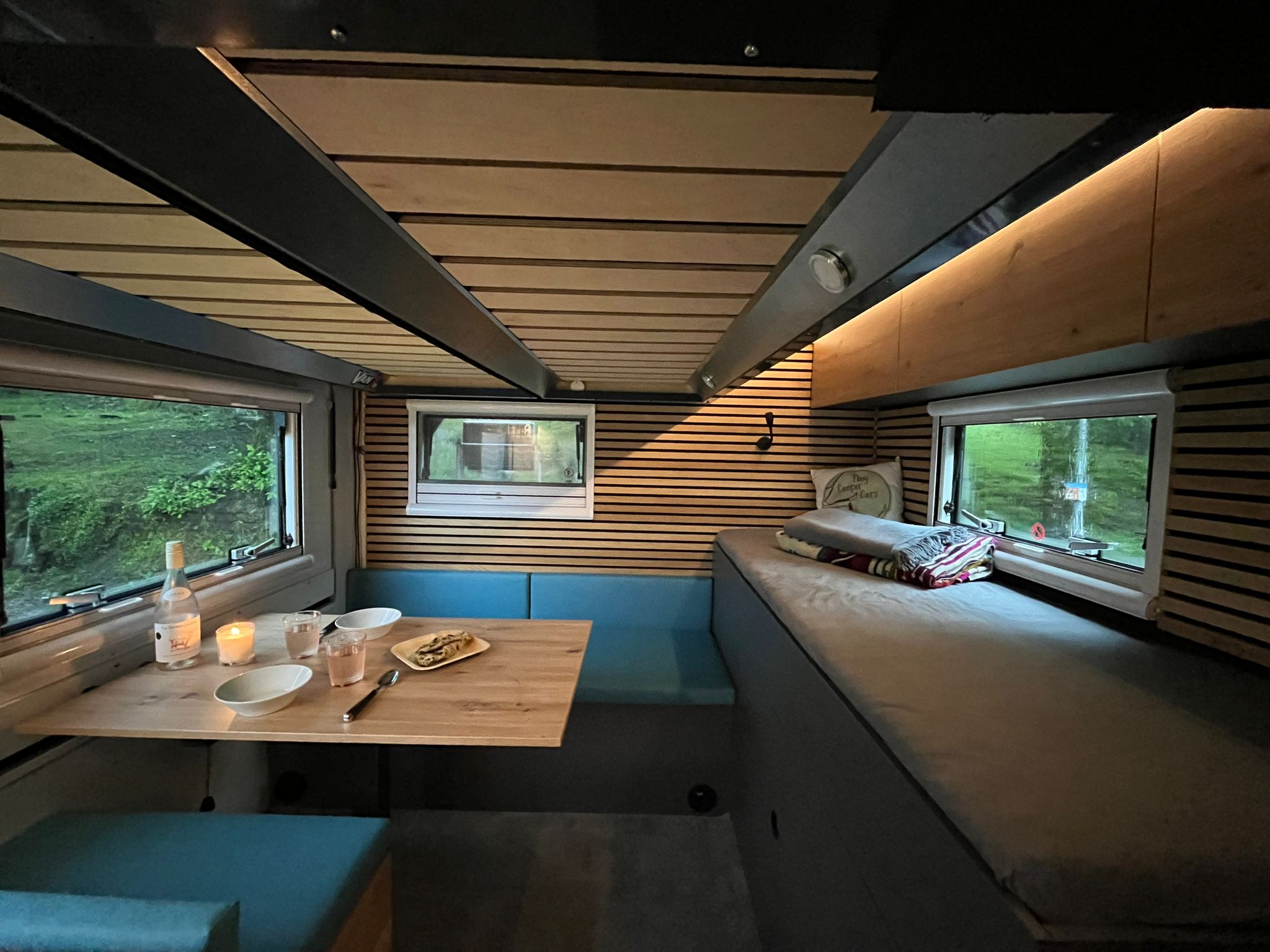Sitzgruppe mit Tisch in der Expeditionsbox, warmes Holz